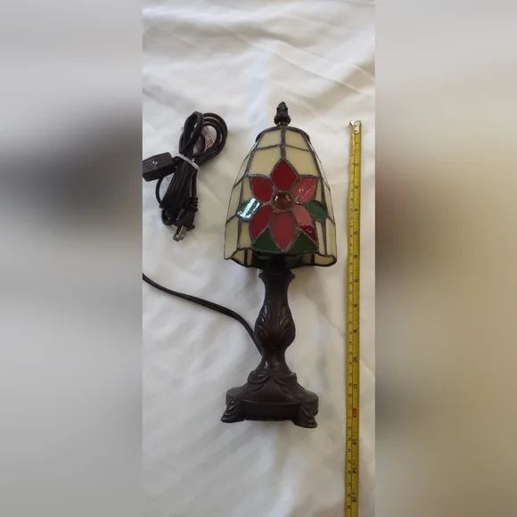 Stained glass poinsettia mini lamp💡 - Picture 5 of 9